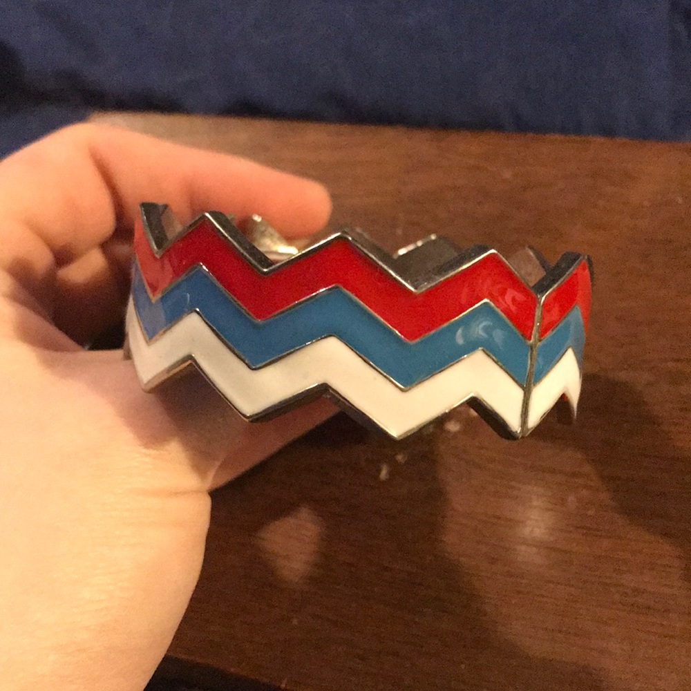 Hinged cute bracelet! NWOT.